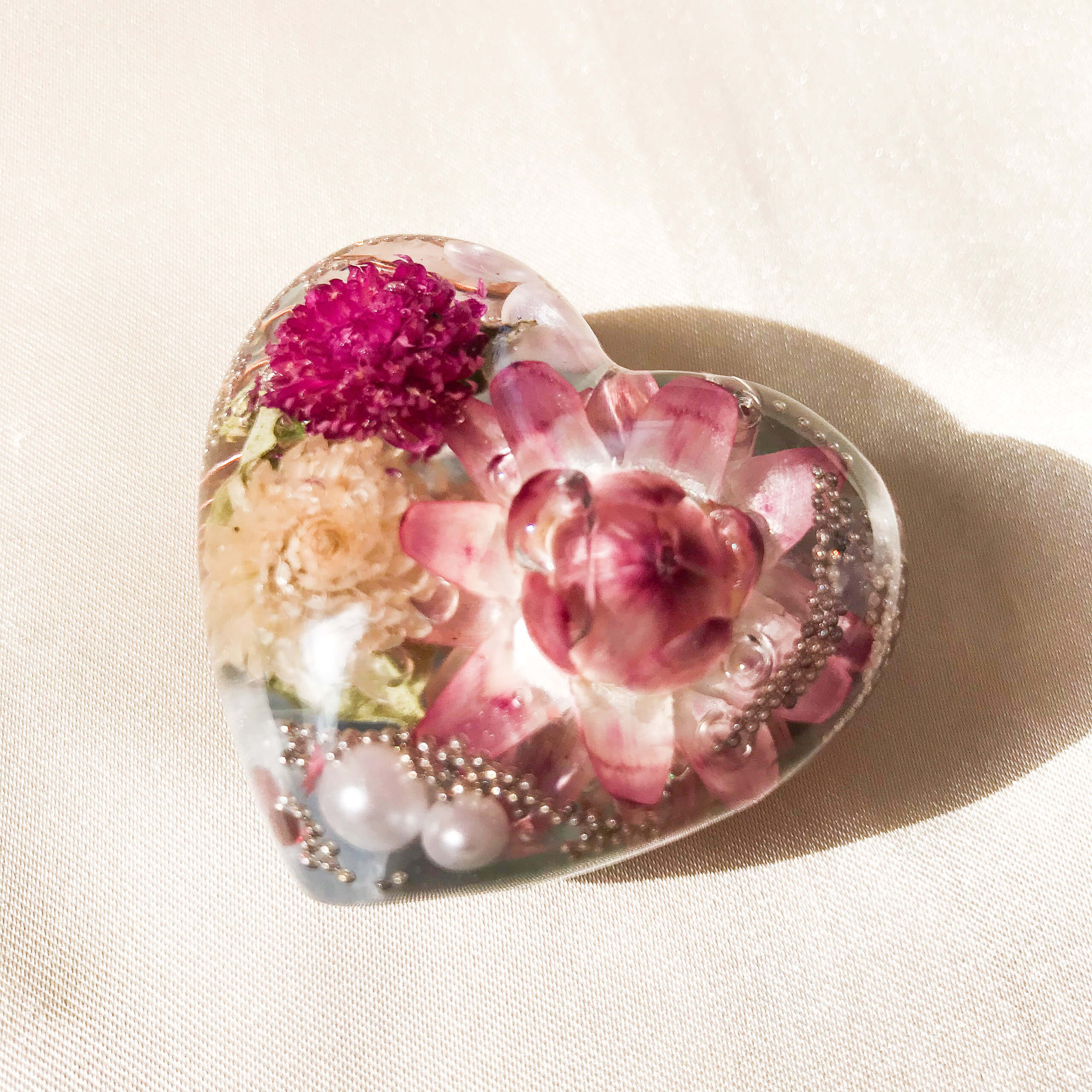ぷっくりハートとお花が可愛くオーダーメイドできる、宝石箱のような置き型オルゴナイト