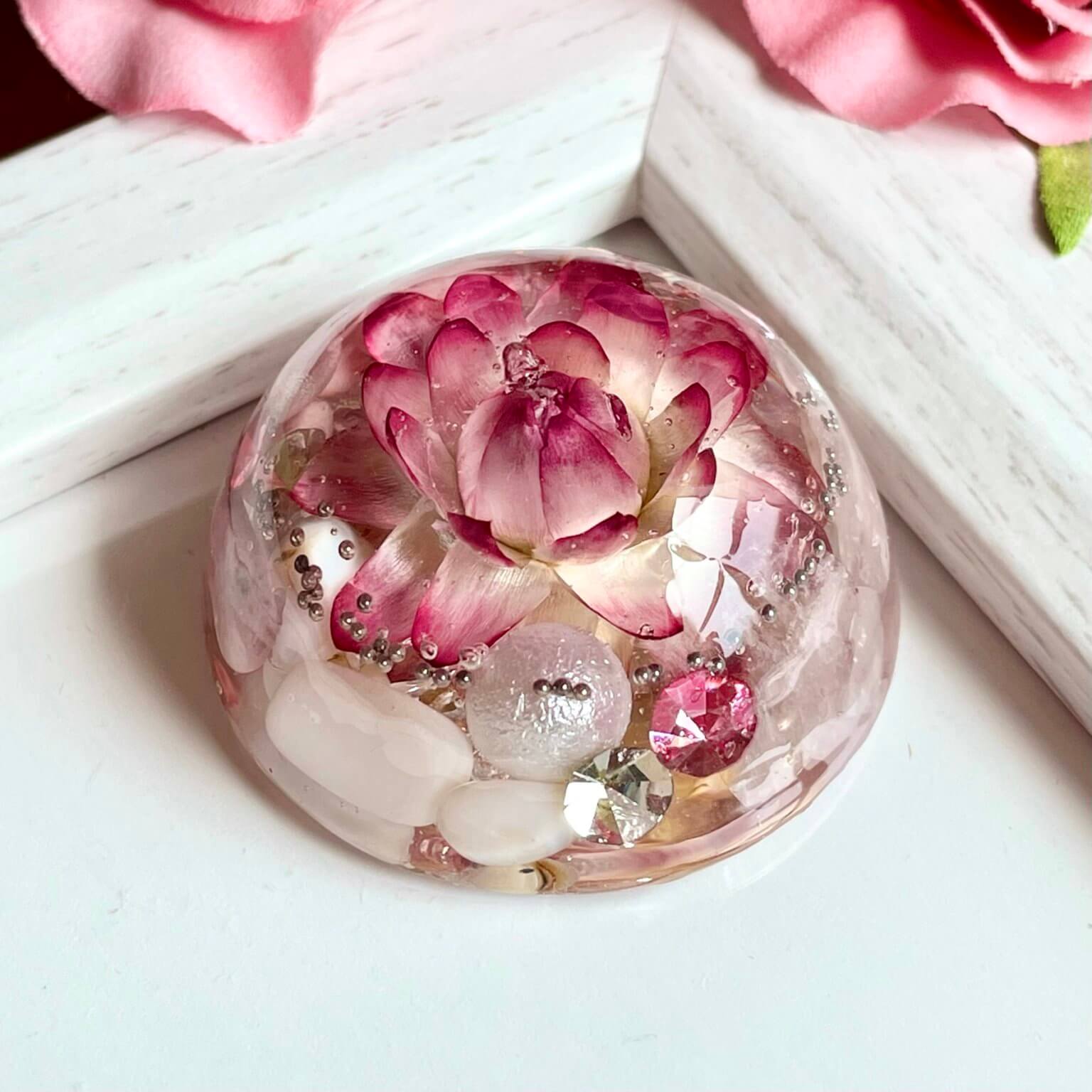 コロンと丸くてお花が可愛いオーダーメイドできる、宝石箱の様な置き型オルゴナイト